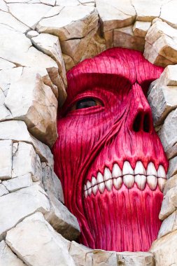 Osaka, Japonya - 6 Şubat 2015: Titan 'a saldırı Universal Stüdyoları Japonya' da başladı ve gerçek boyuttaki heykelin ölçeğini yakaladı / Shingeki no Kyojin