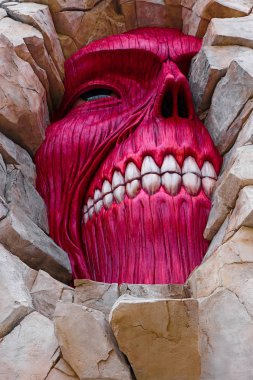 Osaka, Japonya - 6 Şubat 2015: Titan 'a saldırı Universal Stüdyoları Japonya' da başladı ve gerçek boyuttaki heykelin ölçeğini yakaladı / Shingeki no Kyojin