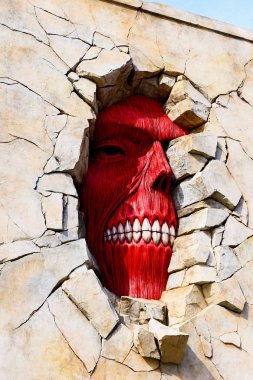 Osaka, Japonya - 6 Şubat 2015: Titan 'a saldırı Universal Stüdyoları Japonya' da başladı ve gerçek boyuttaki heykelin ölçeğini yakaladı / Shingeki no Kyojin