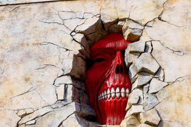 Osaka, Japonya - 6 Şubat 2015: Titan 'a saldırı Universal Stüdyoları Japonya' da başladı ve gerçek boyuttaki heykelin ölçeğini yakaladı / Shingeki no Kyojin