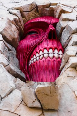 Osaka, Japonya - 6 Şubat 2015: Titan 'a saldırı Universal Stüdyoları Japonya' da başladı ve gerçek boyuttaki heykelin ölçeğini yakaladı / Shingeki no Kyojin