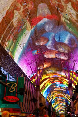 Las Vegas, Nv / Usa - 12 Sep 2018 Las Vegas Fremont Caddesi. Fremont Street Experience, Las Vegas şehir merkezinde bulunan bir alışveriş merkezidir..