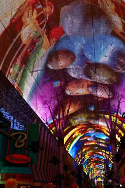 Las Vegas, Nv / Usa - 12 Sep 2018 Las Vegas Fremont Caddesi. Fremont Street Experience, Las Vegas şehir merkezinde bulunan bir alışveriş merkezidir..