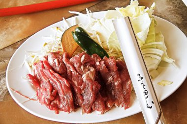 Sebzeli Asya usulü kuzu pirzola. Cengiz Han sıcak çömlek. Hokkaido mutfağı.