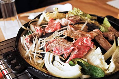 Sebzeli Asya usulü kuzu pirzola. Cengiz Han sıcak çömlek. Hokkaido mutfağı.