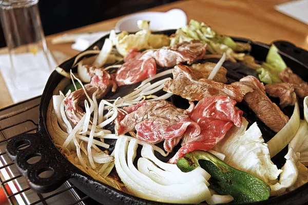 アジア風のパンフライドラムチョップと野菜 チンギスハーン鍋 北海道料理 — ストック写真