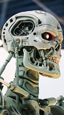 Osaka, Japonya - 13 Kasım 2019: Japonya, Osaka, Japonya 'daki Universal Stüdyoları' nın en ünlü gösterilerinden biri olan Terminatör 3d 'nin T-800 iskeletinin fotoğrafı. 