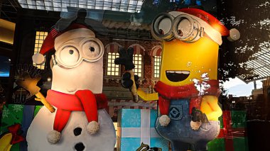 Osaka, Japonya - 13 Kasım 2019: Japonya Universal Stüdyoları 'ndaki Mutlu Minyon heykelinin Noel versiyonunu kapatın. Minyonlar Despicable Me animasyonundan ünlü karakterlerdir..