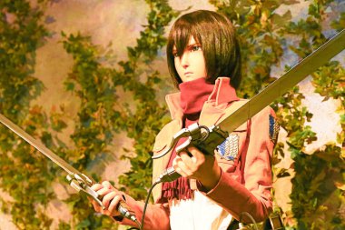 Osaka, Japonya - 12 Şubat 2016: Universal Studios japan 'daki Shingeki no Kyojin saldırısında Mikasa Ackerman' ın klon heykeli.