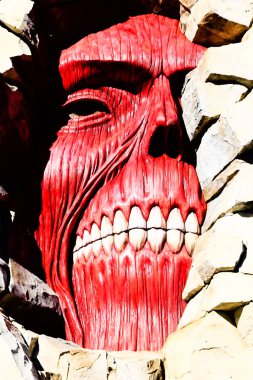 Osaka, Japonya - 26 Mart 2015: Japonya Universal Stüdyoları 'ndaki Titan Saldırısı' ndan (Shingeki no Kyojin) gerçek boyutlarda bir duvardaki dev.