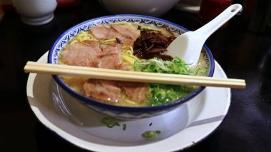 Japon usulü ızgarada pişmiş domuz etli ramen eriştesini domuz eti çorbası ile kaplayıp üstüne de scallion. Nishijin Alışveriş Bölgesi Fukuoka.Hakata ramen shibaraku.