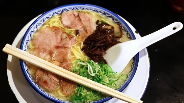 Close Van Japanse Gebarbecuede Char Siu Pork Ramen Noedels Varkensbouillon — Stockfoto