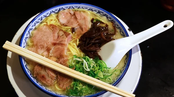 바베큐로 돼지고기 국수를 돼지고기 위에푸 Hakata Ramen Shibaraku 지구가 — 스톡 사진