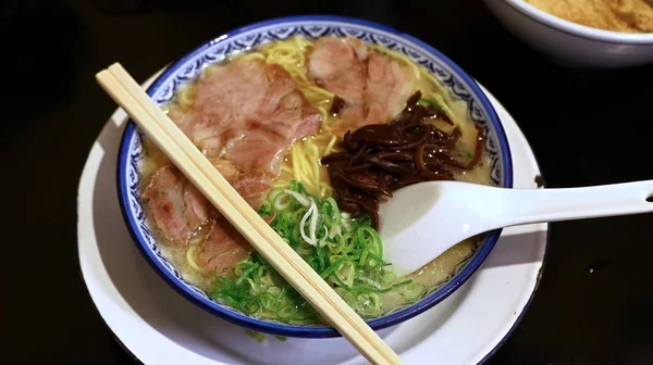 Zbliżenie Japoński Grillowane Char Siu Wieprzowina Ramen Makaron Bulionie Wieprzowiny — Zdjęcie stockowe