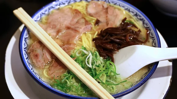 豚骨スープに日本のバーベキューチャーシューポークラーメンを閉じ ネギをトッピング 福岡の西陣織商店街 — ストック写真