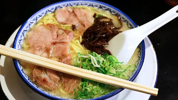 豚骨スープに日本のバーベキューチャーシューポークラーメンを閉じ ネギをトッピング 福岡の西陣織商店街 — ストック写真
