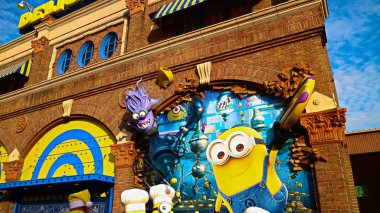 Osaka, Japonya - 13 Kasım 2019: Japonya Universal Stüdyoları 'ndaki Mutlu Minyon heykelinin Noel versiyonunu kapatın. Minyonlar Despicable Me animasyonundan ünlü karakterlerdir..