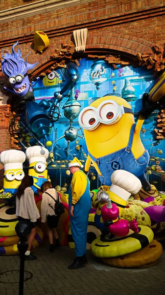 Osaka Japonia Lis 2019 Zbliżenie Świątecznej Wersji Posągu Happy Minion — Zdjęcie stockowe