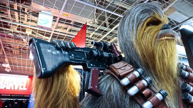 Osaka, Japonya - 25 Kasım 2019: Links Umeda, Osaka 'daki Chewbacca heykeline yakın çekim. O bir Wookiee, Kashyyyk gezegeninden uzun, iki ayaklı ve zeki bir tür..