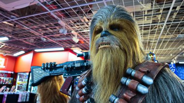 Osaka, Japonya - 25 Kasım 2019: Links Umeda, Osaka 'daki Chewbacca heykeline yakın çekim. O bir Wookiee, Kashyyyk gezegeninden uzun, iki ayaklı ve zeki bir tür..