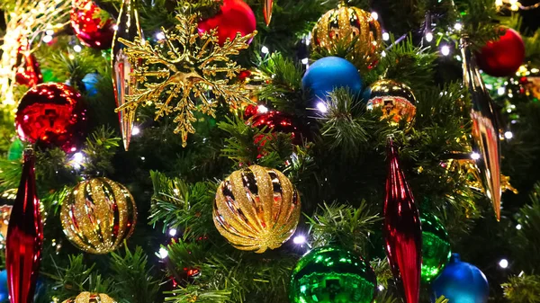 Muitos Ornamentos Coloridos Árvore Natal Feliz Natal Boas Festas Uma — Fotografia de Stock