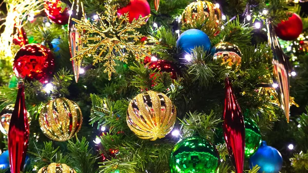 圣诞树上有许多五彩缤纷的装饰品 圣诞快乐 节日快乐 圣诞节装饰的漂亮客厅 节日装饰的家庭内部装饰着圣诞树 漂亮的装饰品 — 图库照片