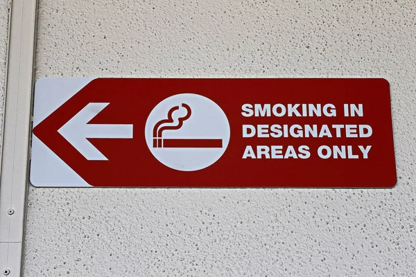 Big Signboard Showing Smoking Area White Color Wall Background — Stock Photo, Image
