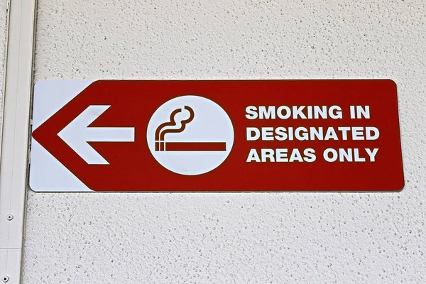 Big Signboard Showing Smoking Area White Color Wall Background — Stock Photo, Image