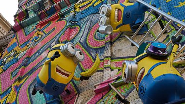 OSAKA, JAPONYA - 13 Kasım 2019 Japonya Universal Stüdyoları 'ndaki MINION heykelini kapatın. Minyonlar Despicable Me animasyonundan ünlü karakterlerdir..