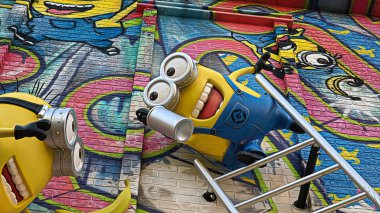 OSAKA, JAPONYA - 13 Kasım 2019 Japonya Universal Stüdyoları 'ndaki MINION heykelini kapatın. Minyonlar Despicable Me animasyonundan ünlü karakterlerdir..