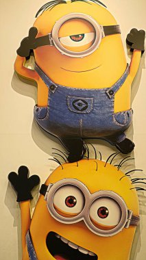 OSAKA, JAPONYA - 13 Kasım 2019 Japonya Universal Stüdyoları 'ndaki MINION heykelini kapatın. Minyonlar Despicable Me animasyonundan ünlü karakterlerdir..