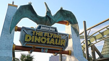 Osaka, Japonya - 13 Kasım 2019: Japonya Universal Stüdyoları 'ndaki Uçan Dinozor istasyonu ve Pteranodon figürü..