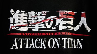 Osaka, Japonya - 11 Temmuz 2019: Japonya Universal Stüdyoları 'nda Titan arka planındaki saldırının işareti siyah..
