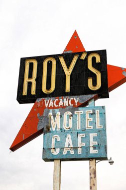 Amboy, CA / USA - 27 Ekim 2015: Tarihi Otoyol 66 'daki Efsanevi Roy' un Motel ve Kafesi.