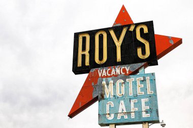 Amboy, CA / USA - 27 Ekim 2015: Tarihi Otoyol 66 'daki Efsanevi Roy' un Motel ve Kafesi.