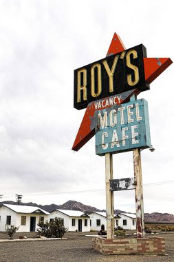Amboy, CA / USA - 27 Ekim 2015: Tarihi Otoyol 66 'daki Efsanevi Roy' un Motel ve Kafesi.