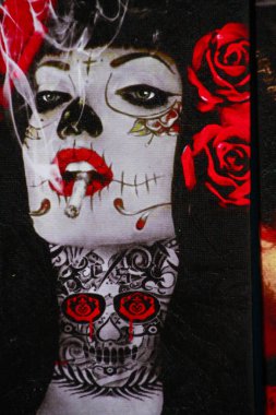 Los Angeles, Ca / Usa - 31 Ekim 2015: Olvera Caddesi 'ndeki ölü festival tabelası. Kafatası makyajlı kadın. Calavera Katrina. Meksika Cadılar Bayramı.