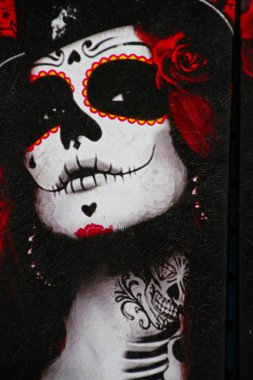 Los Angeles, Ca / Usa - 31 Ekim 2015: Olvera Caddesi 'ndeki ölü festival tabelası. Kafatası makyajlı kadın. Calavera Katrina. Meksika Cadılar Bayramı.