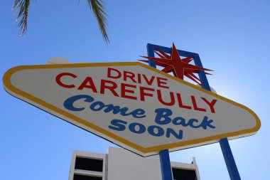 Las Vegas 'a Hoş Geldiniz tabelasının arkasında Las Vegas Şehir Merkezi, Nevada