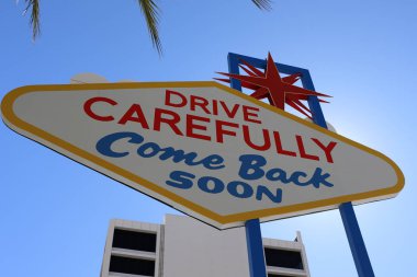 Las Vegas 'a Hoş Geldiniz tabelasının arkasında Las Vegas Şehir Merkezi, Nevada