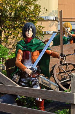 Osaka, Japonya - 20 Ocak 2020: Mikasa Ackerman ve Armin Arlelt 'in Titan Saldırısı' ndan klonlanmış heykeli (Shingeki no Kyojin) / Universal Stüdyoları japan 'da hayatta kalma yarışı.