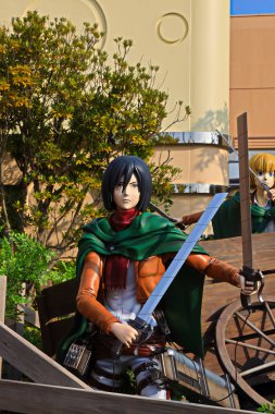 Osaka, Japonya - 20 Ocak 2020: Mikasa Ackerman ve Armin Arlelt 'in Titan Saldırısı' ndan klonlanmış heykeli (Shingeki no Kyojin) / Universal Stüdyoları japan 'da hayatta kalma yarışı.