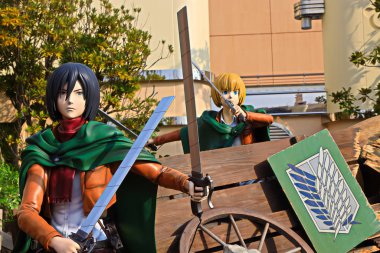 Osaka, Japonya - 20 Ocak 2020: Mikasa Ackerman ve Armin Arlelt 'in Titan Saldırısı' ndan klonlanmış heykeli (Shingeki no Kyojin) / Universal Stüdyoları japan 'da hayatta kalma yarışı.