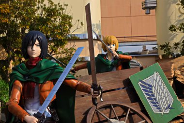Osaka, Japonya - 20 Ocak 2020: Mikasa Ackerman ve Armin Arlelt 'in Titan Saldırısı' ndan klonlanmış heykeli (Shingeki no Kyojin) / Universal Stüdyoları japan 'da hayatta kalma yarışı.
