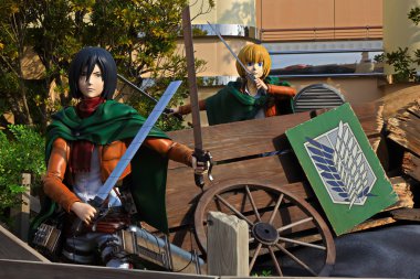 Osaka, Japonya - 20 Ocak 2020: Mikasa Ackerman ve Armin Arlelt 'in Titan Saldırısı' ndan klonlanmış heykeli (Shingeki no Kyojin) / Universal Stüdyoları japan 'da hayatta kalma yarışı.
