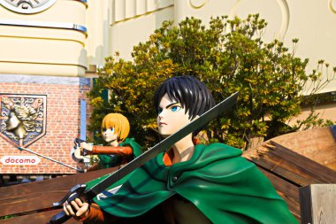 Osaka, Japonya - 20 Ocak 2020: Titan Saldırısı 'ndan Armin Arlelt ve Ellen Jaeger' ın klon-oid heykeli (Shingeki no Kyojin) / Universal Stüdyoları 'nda hayatta kalma yarışı.