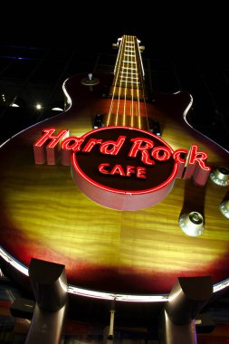 Las Vegas, NV, ABD - 20 Kasım 2010: Facade 'deki Giant gitar Las Vegas, Nevada, ABD' deki Hard Rock Cafe 'nin girişinde. Hard Rock Cafe Inc. temalı restoranlar zinciri..