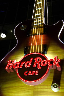 Las Vegas, NV, ABD - 20 Kasım 2010: Facade 'deki Giant gitar Las Vegas, Nevada, ABD' deki Hard Rock Cafe 'nin girişinde. Hard Rock Cafe Inc. temalı restoranlar zinciri..