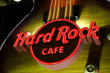 Las Vegas, NV, ABD - 20 Kasım 2010: Facade 'deki Giant gitar Las Vegas, Nevada, ABD' deki Hard Rock Cafe 'nin girişinde. Hard Rock Cafe Inc. temalı restoranlar zinciri..