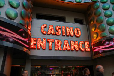 Gece vakti kumarhane girişi. Neon Kumarhanesi geceleri alçak açılı görünür. Las Vegas Bulvarı 'nda kumarhane ışıkları.